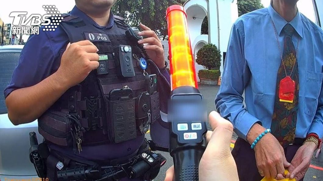 鬼月？通緝犯酒駕還呼呼大睡路中　強辯「神秘第3人載他」