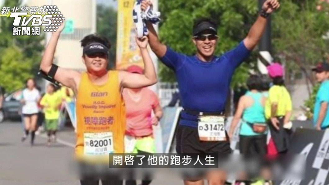 王俊智也曾陪伴視障跑者完成馬拉松賽事。（圖／新北市警察局提供）