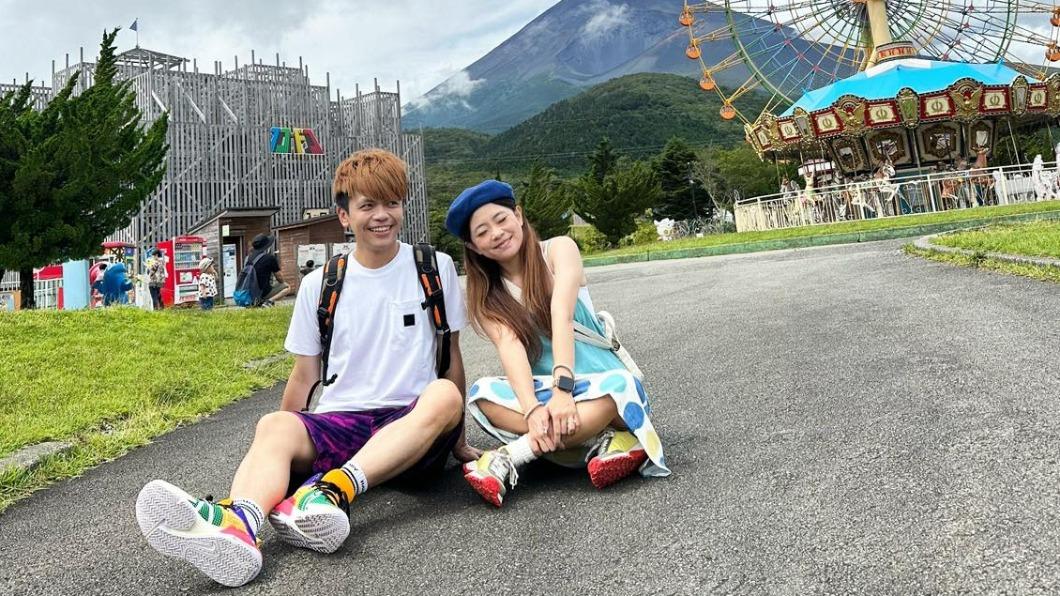 蔡阿嘎和二伯日前到日本旅遊。(圖/翻攝自蔡阿嘎臉書)