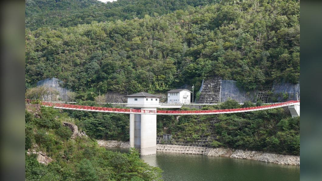 青山翠湖之間的夢吊橋。(圖 / HIT廣島縣觀光聯盟 提供)