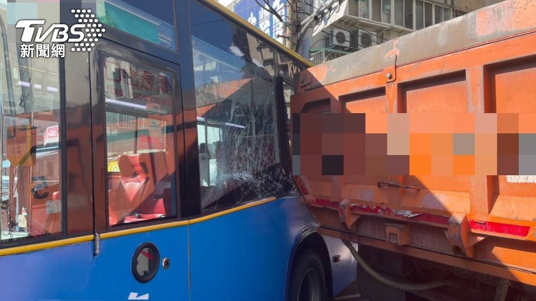 公車玻璃碎裂。(圖/TVBS)