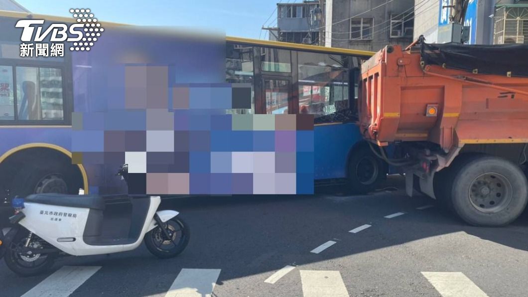 公車和砂石車發生擦撞。(圖/TVBS)