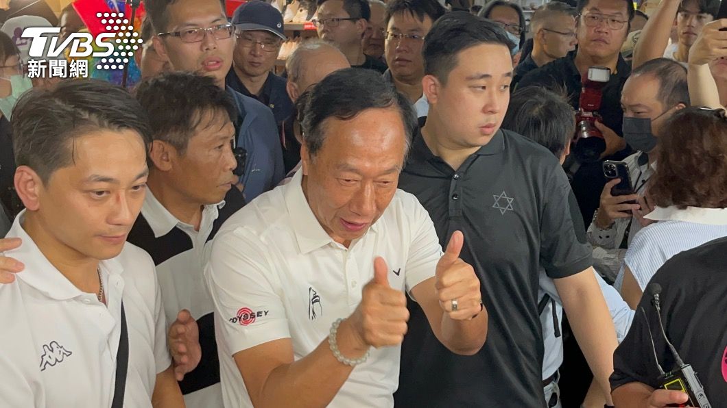 郭台銘在攤商簽名。(圖/黃韋銓攝)