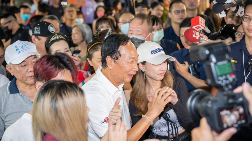 觀察/郭台銘逛夜市人氣不俗! 正妹搶邀「比愛心」拍動態