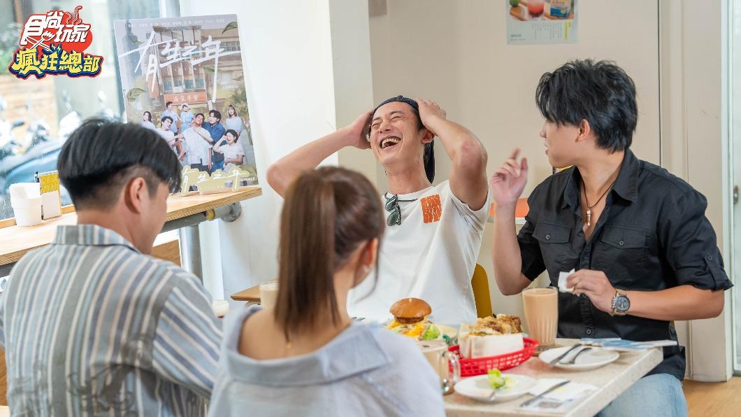 吳慷仁（左二）笑得很燦爛。（圖／TVBS）