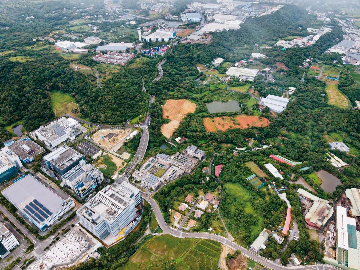 竹科管理局宣布，龍科3期將排除圖中的密集住宅區。（圖／鏡週刊）