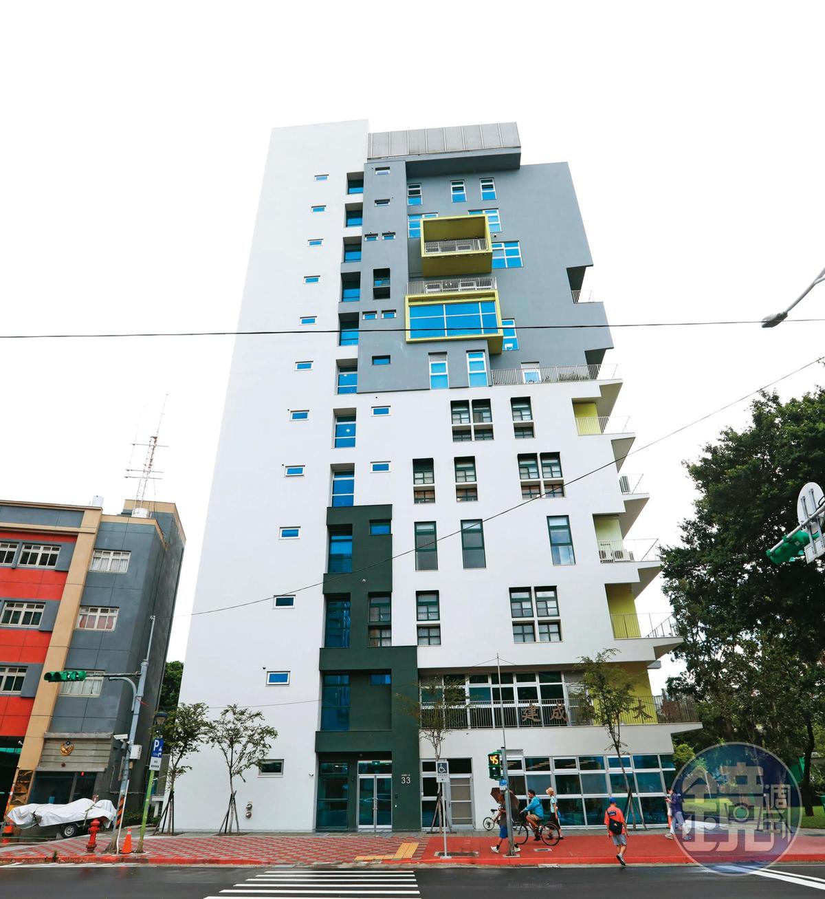 建成綜合大樓斥資5.2億元興建，被視為是柯文哲的政績之一。（圖／鏡週刊）