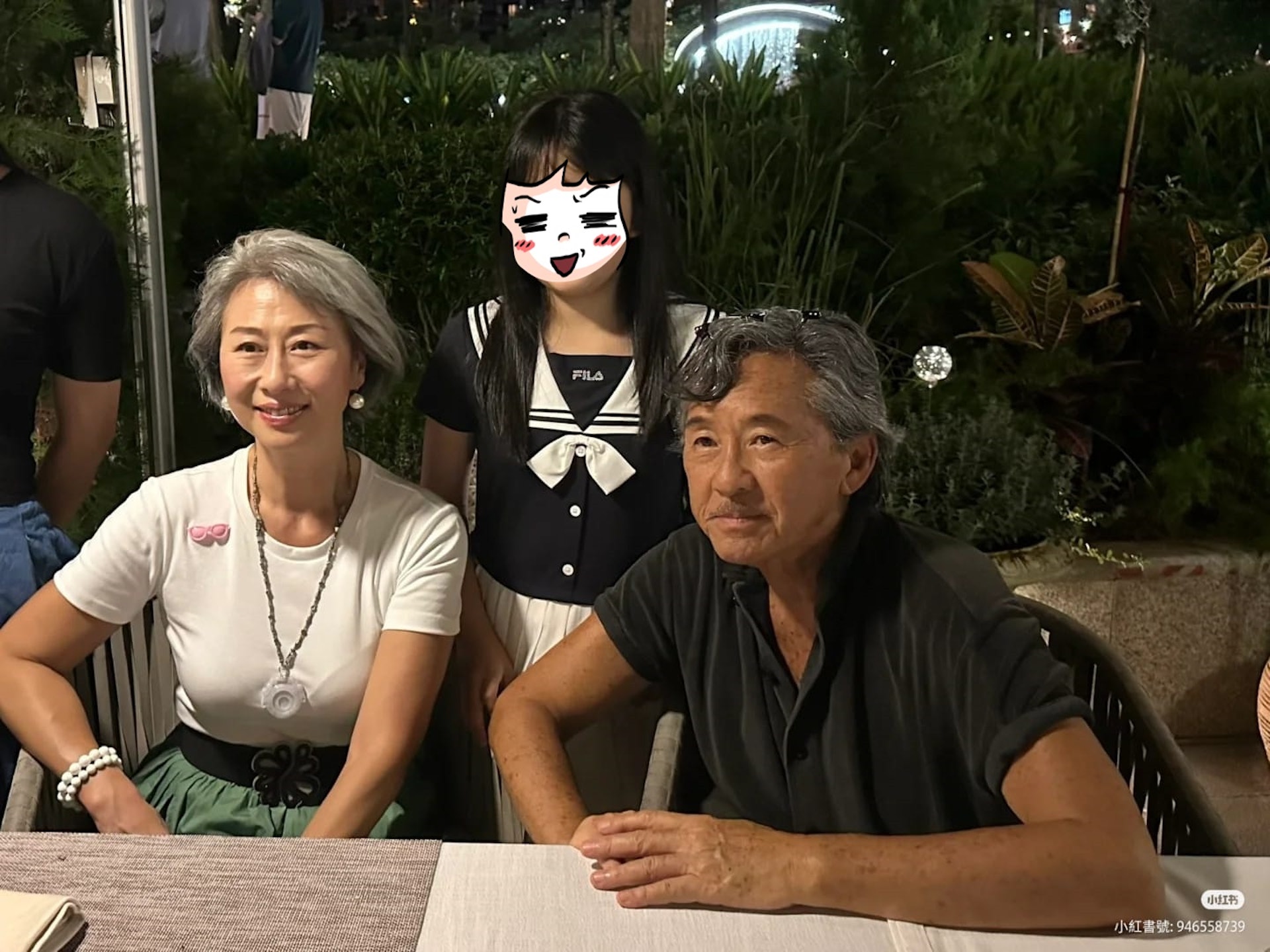 葉蒨文、林子祥親切與粉絲合影。(圖/翻攝自微博)