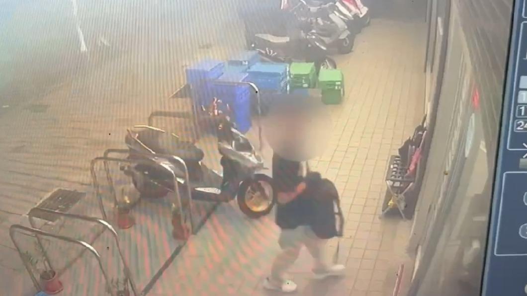 余嫌拿著後背包走進超商找被害人。（圖／警方提供）