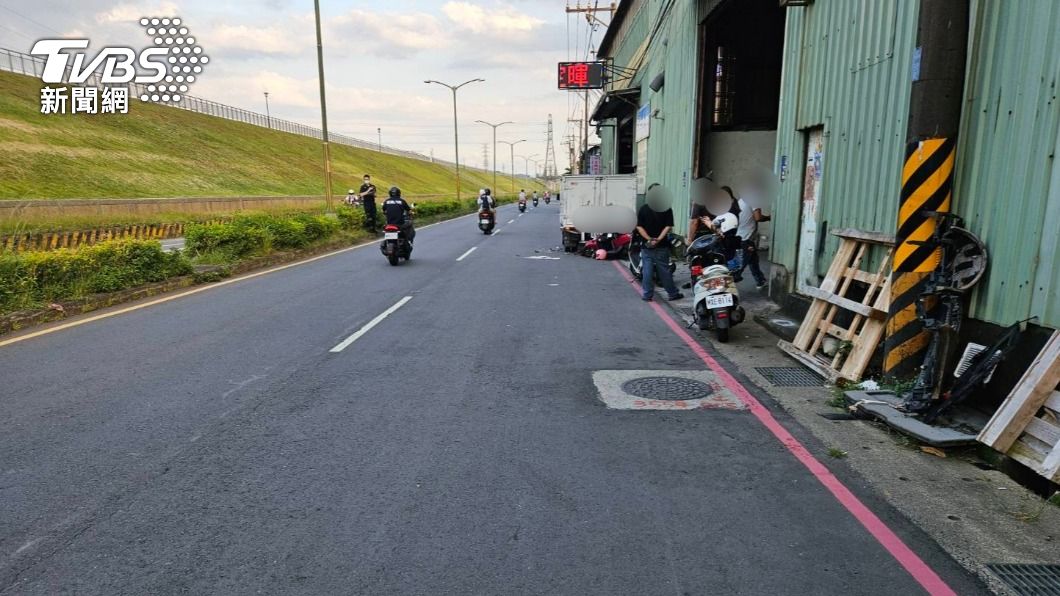 女騎士追撞違停小貨車。（圖／TVBS）