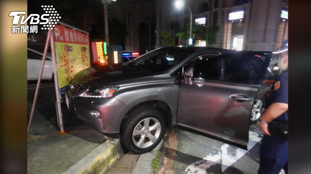 高雄男酒駕自撞「睡死車內」 警敲窗叫不醒當場遭逮