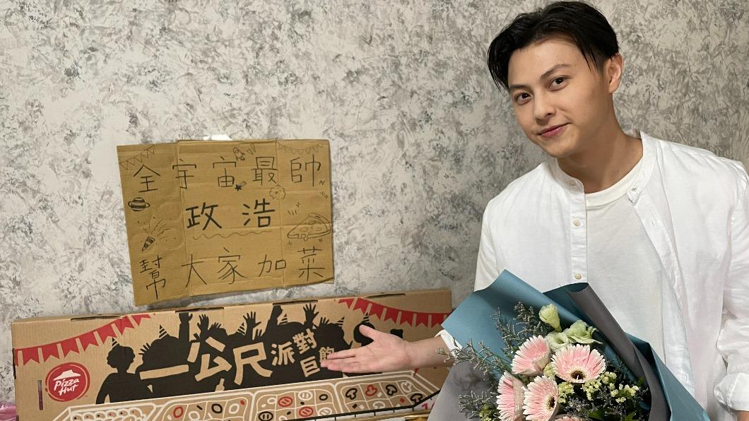 王子貼心幫大家加菜。(圖/喜鵲娛樂提供)