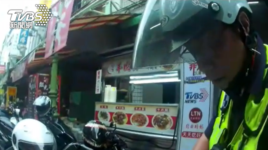 阮男在一處小吃攤前遭逮。(圖/TVBS)