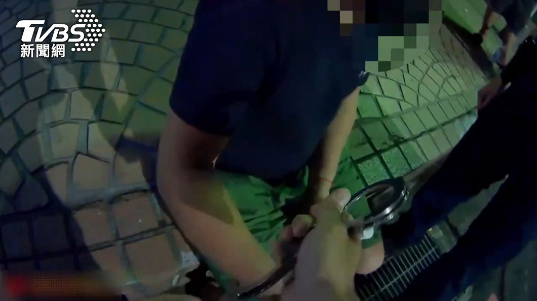 陳男不僅是通緝犯,車上還藏著大量毒品,警方依法將他上銬逮捕。(圖/TVBS)