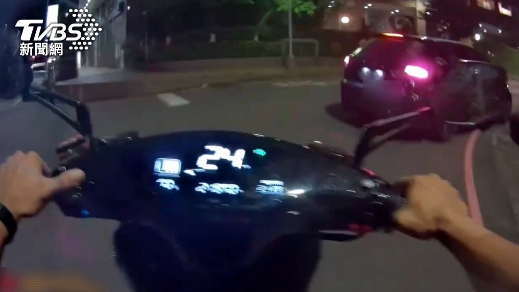 陳男將愛車停在巷口紅線上,引起警員注意。(圖/TVBS)