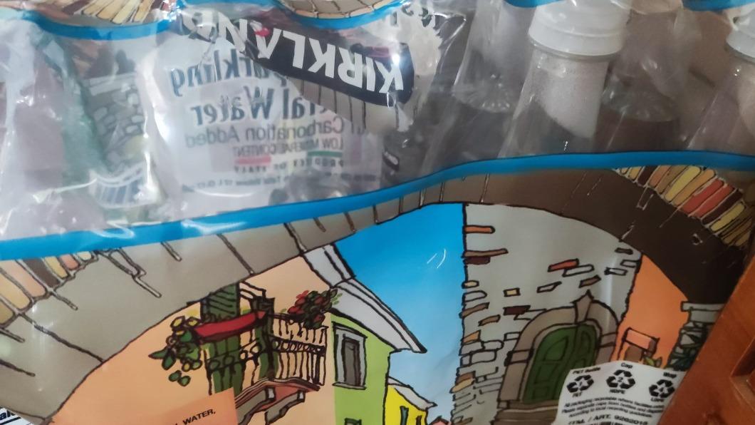 又出包!好市多這款氣泡水漂浮塑膠異物 急公告:立即停止食用
