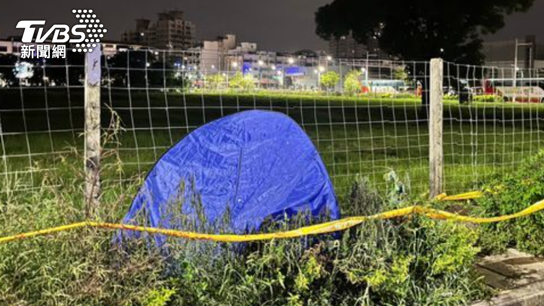 高雄人行道樹叢半夜竄火 驚見男焦屍
