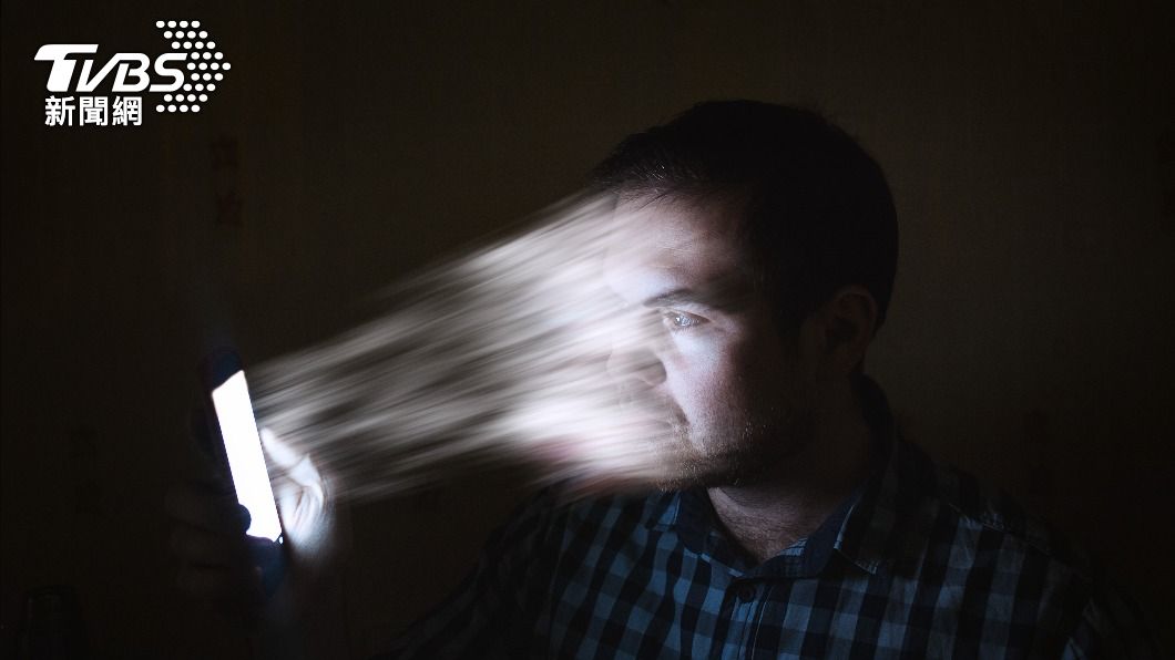 許多國家的輻射監管機構皆對手機可能發出的電磁波進行限制。(示意圖/達志影像shutterstock)