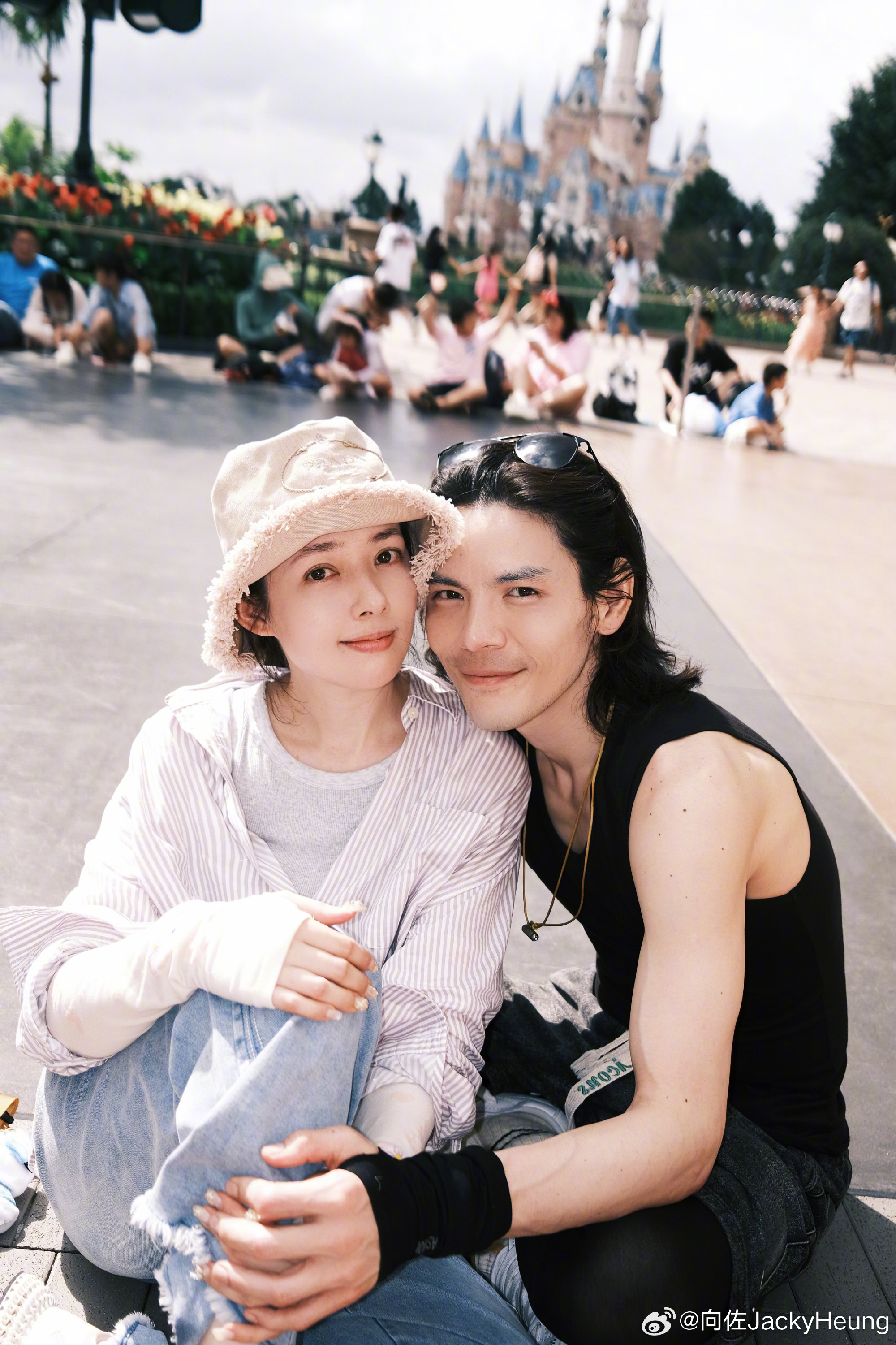 向佐以行動破除婚變傳聞。（圖／翻攝自向佐微博）