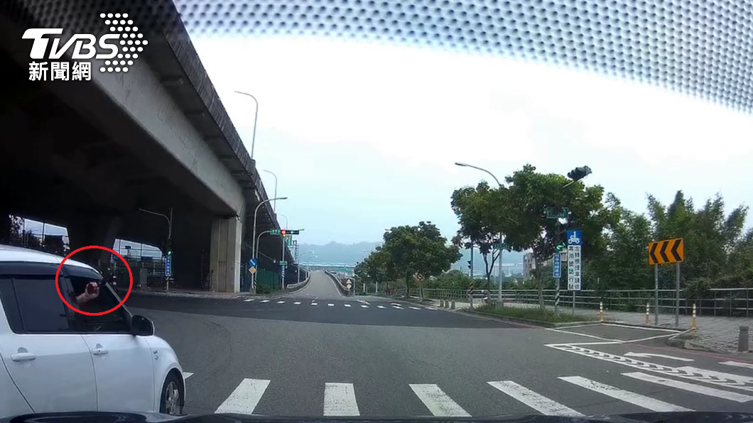 太歲頭上動土?違規不爽被按喇叭 莽男對警車亮假槍
