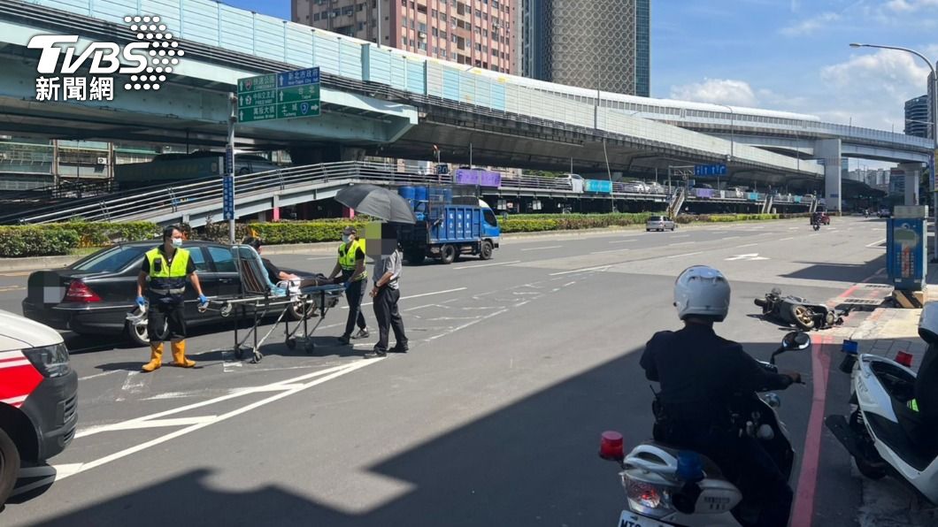 警消到場將洪姓騎士送醫治療。(圖/TVBS)