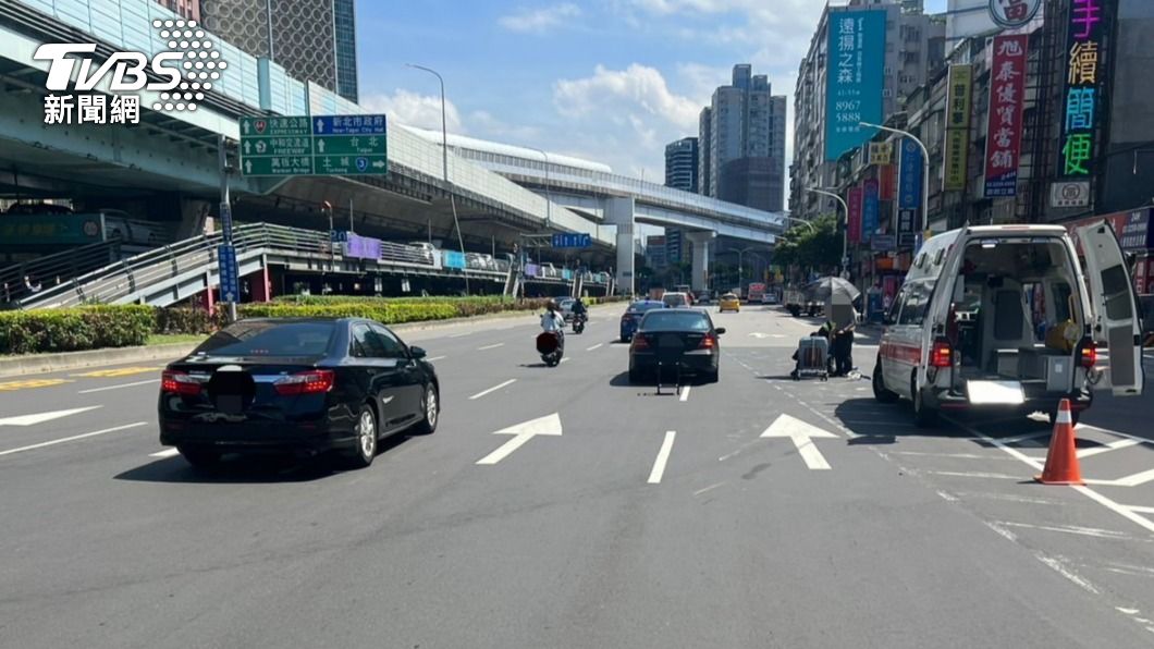 小轎車疑似變換車道不慎釀擦撞。(圖/TVBS)