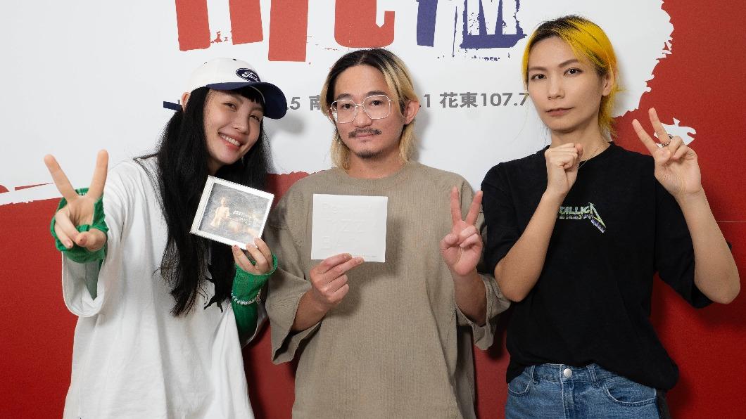Tizzy Bac去接受魏如萱節目。(圖/Hit Fm聯播網提供)