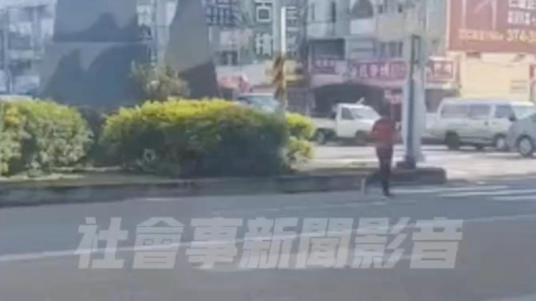 旁邊有車欸!高雄「慢跑姐」馬路來回逆向 車道直接變操場