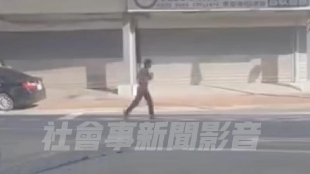 女子把馬路當自家操場。(圖/翻攝自社會事新聞影音)
