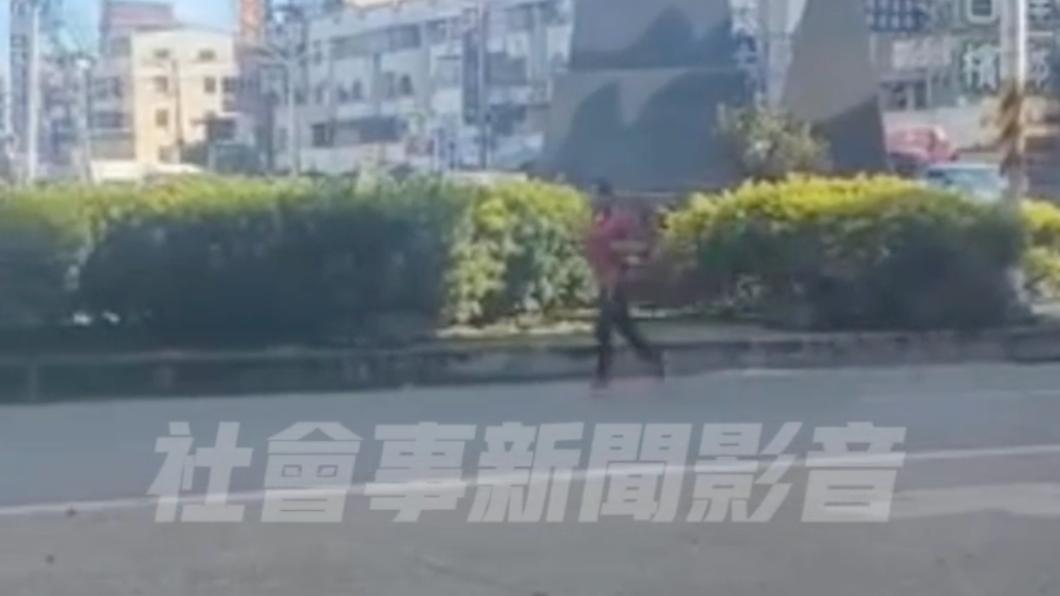 女子在馬路的分隔島旁來回逆向。(圖/翻攝自社會事新聞影音)