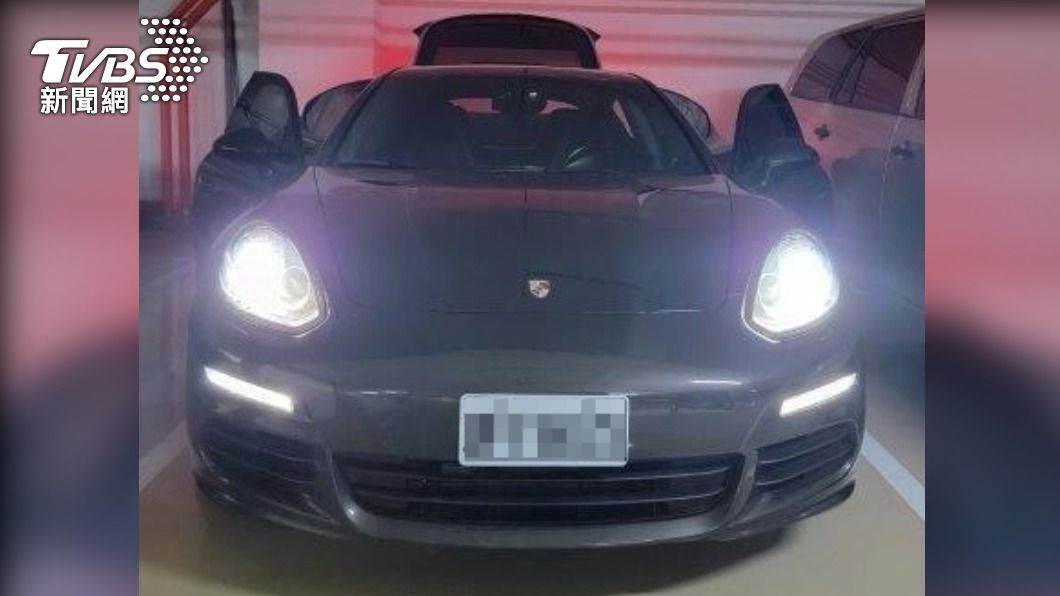 行政執行署新北分署拍賣車款,黑色 PORSCHE 保時捷。(圖/TVBS)