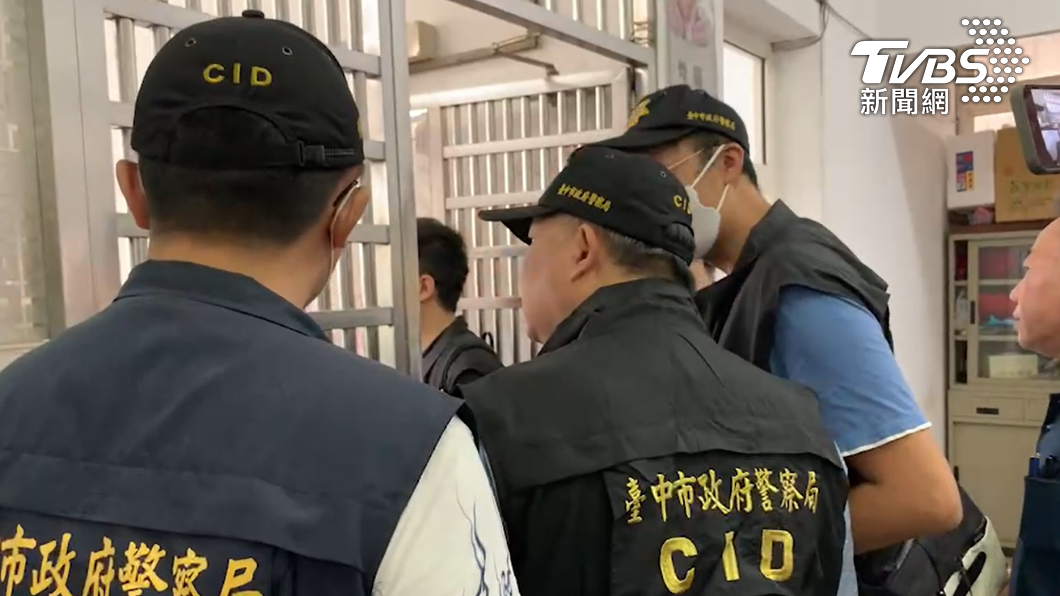 警方到肉品市場蒐證。(圖/TVBS)