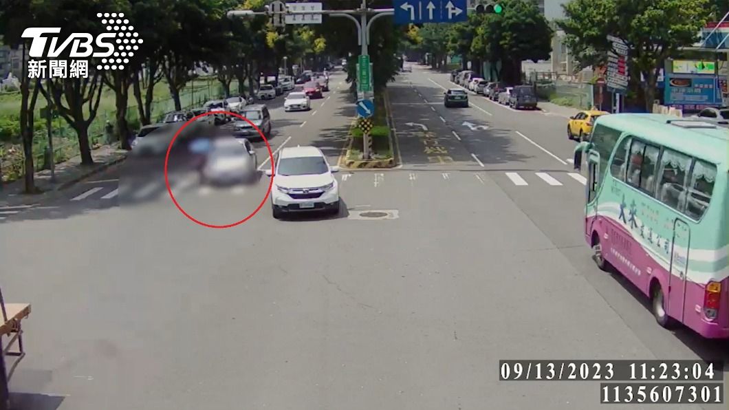 自殺攻擊?林口婦「小跑步」闖紅燈遭轎車撞倒 警方要罰了