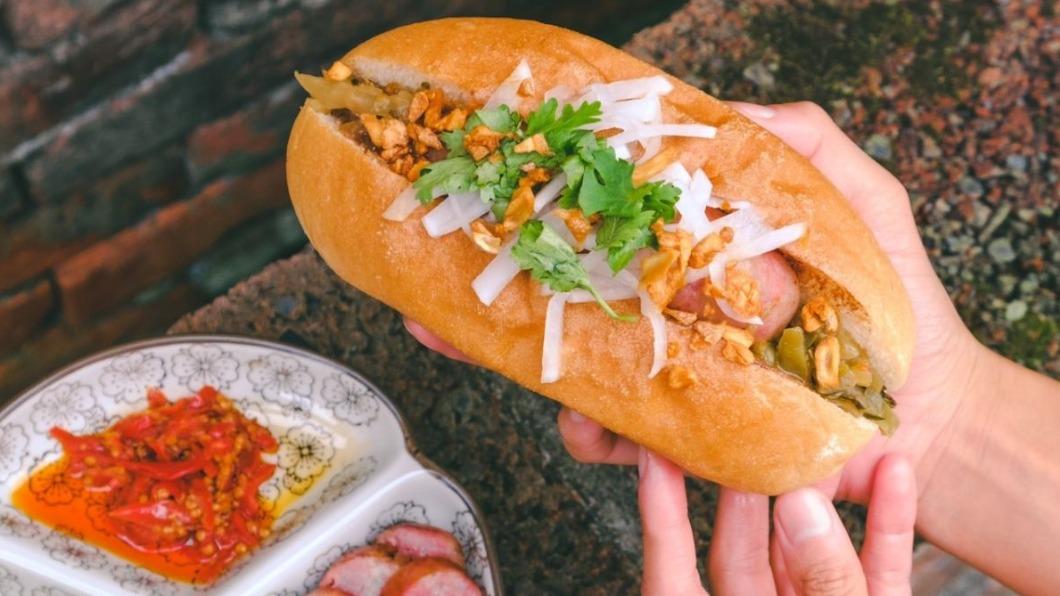 熱狗堡中的德式香腸換成台灣味香腸。(圖/Funtasty有趣市集提供)