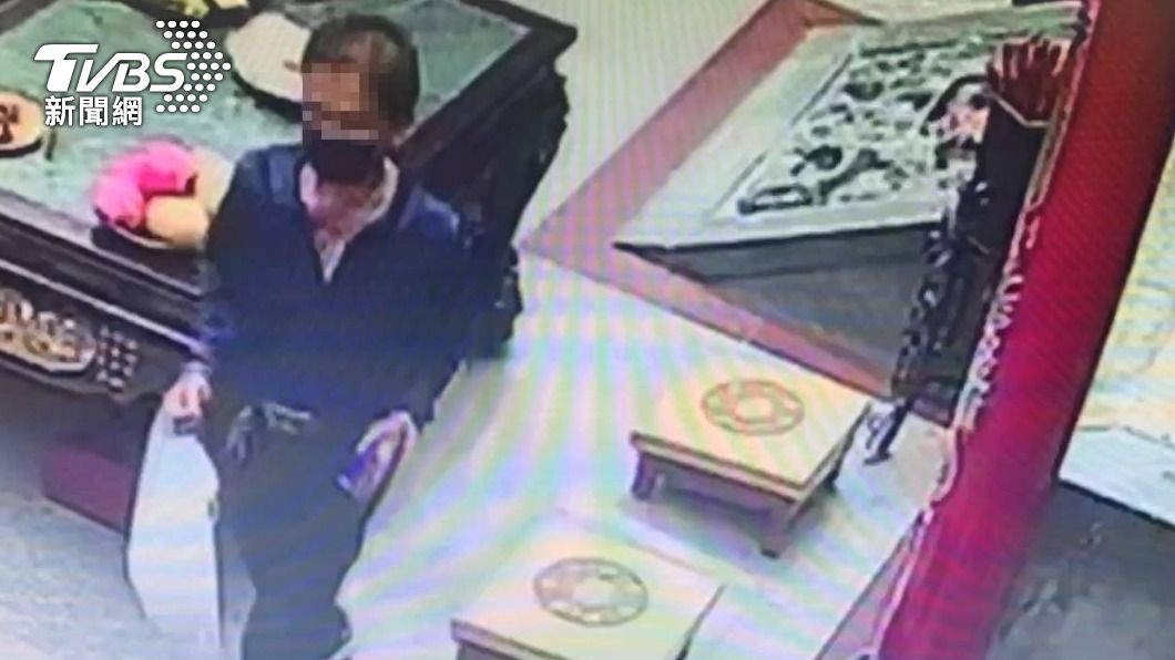 行竊前不忘合十拜?桃園男偷三官大帝15面金牌 跨5縣市逃亡