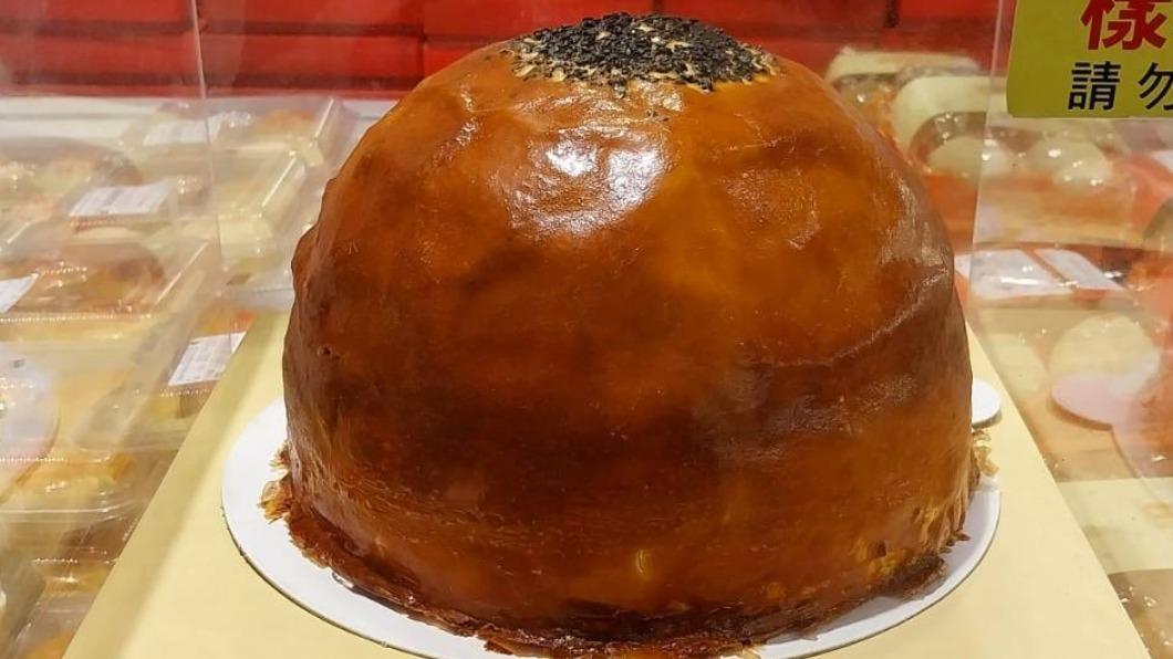 一顆滿足!「8吋蛋黃酥」狂塞16顆蛋黃 驚人售價曝