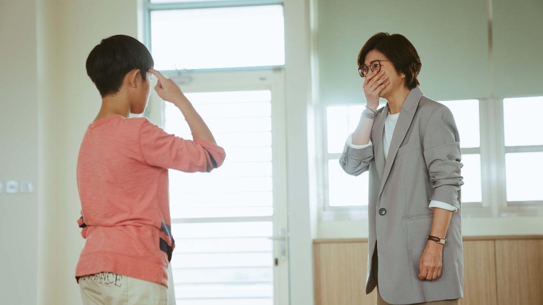 于子育(右)劇中透過阮柏皓(左)比手語相信昏迷的兒子仍在身邊陪伴她。(圖/MyVideo提供)