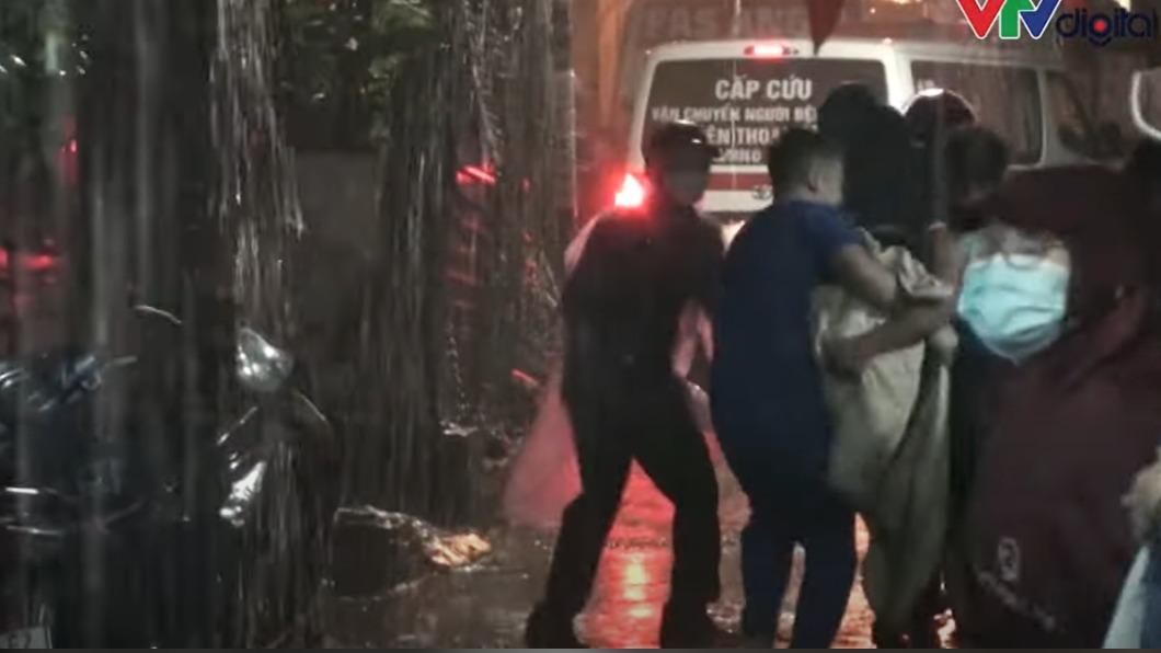 越南河內發生窄巷內住宅火災,釀成至少30人喪命。(圖/翻攝自VTV新聞影片)