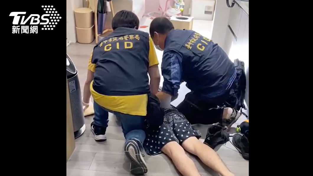 主嫌尤男被壓制在地。(圖/TVBS)