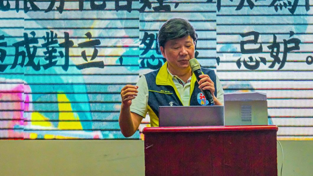 許榮德誓言改變台灣。(圖/正神名黨臉書)