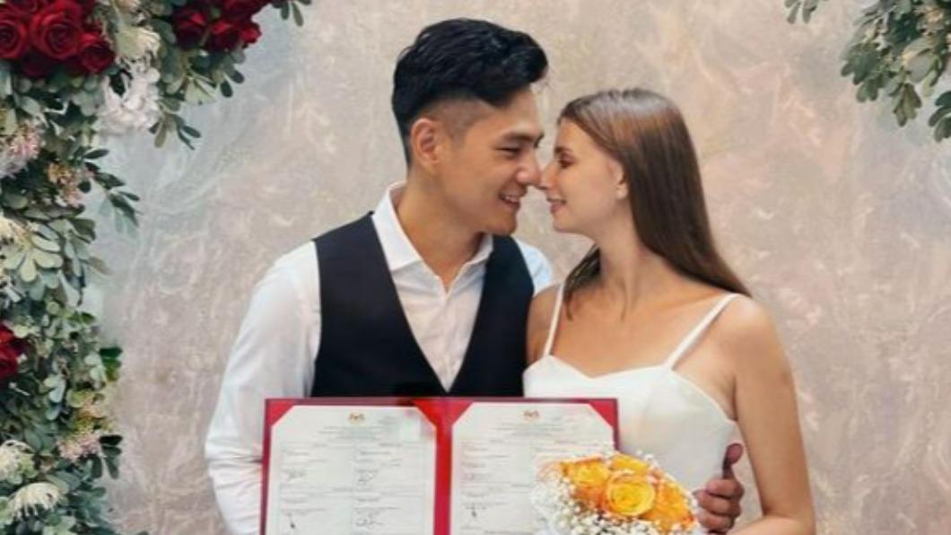 祖雄、佳娜登記結婚了!「鼻碰鼻相擁」異國婚嗨喊:不要離婚