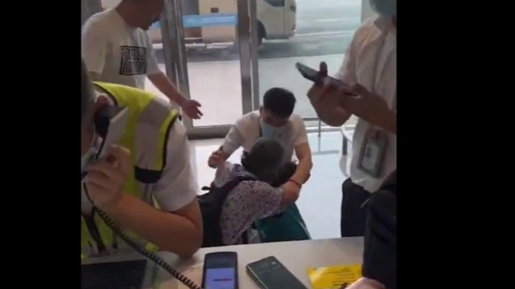 機場拒載「癌末」乘客!家屬苦下跪求情 航空公司回應了