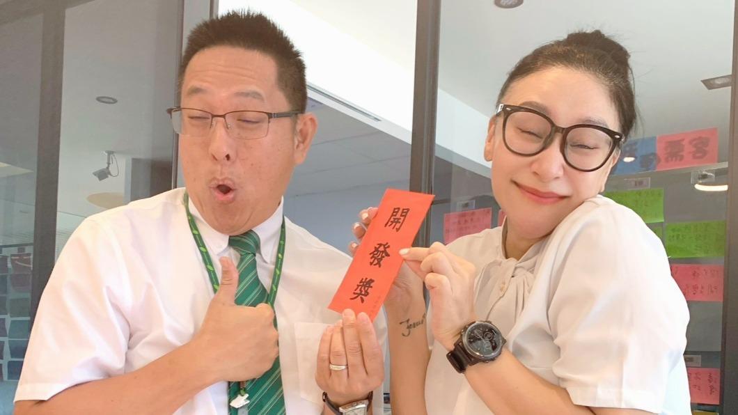 安欽雲領到開發獎金。(圖/鴻凱娛樂提供)