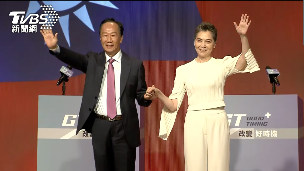 無黨籍總統參選人郭台銘宣布副手人選為資深藝人賴佩霞。（圖／潘建樺攝） 