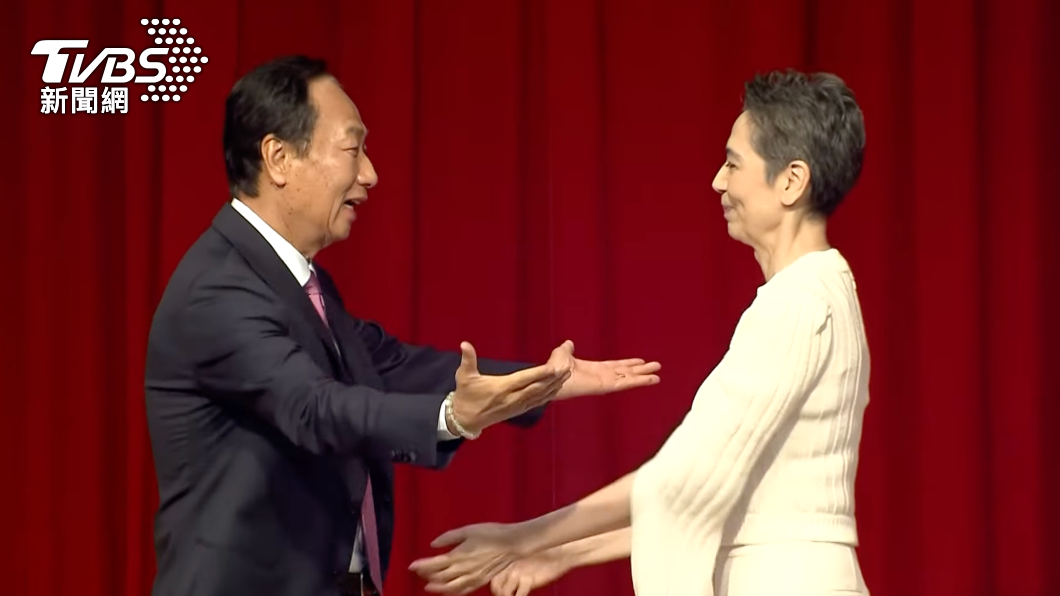 郭台銘伸手與賴佩霞相擁。(圖/TVBS)
