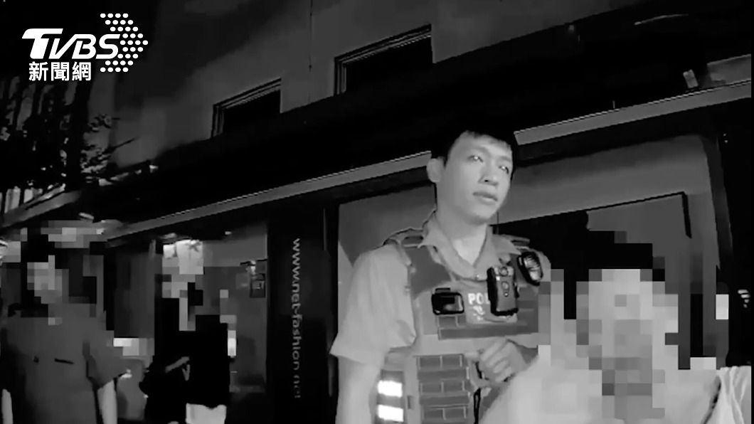 信義區夜店外爆發酒客衝突，警方到場控制場面。（圖／TVBS）