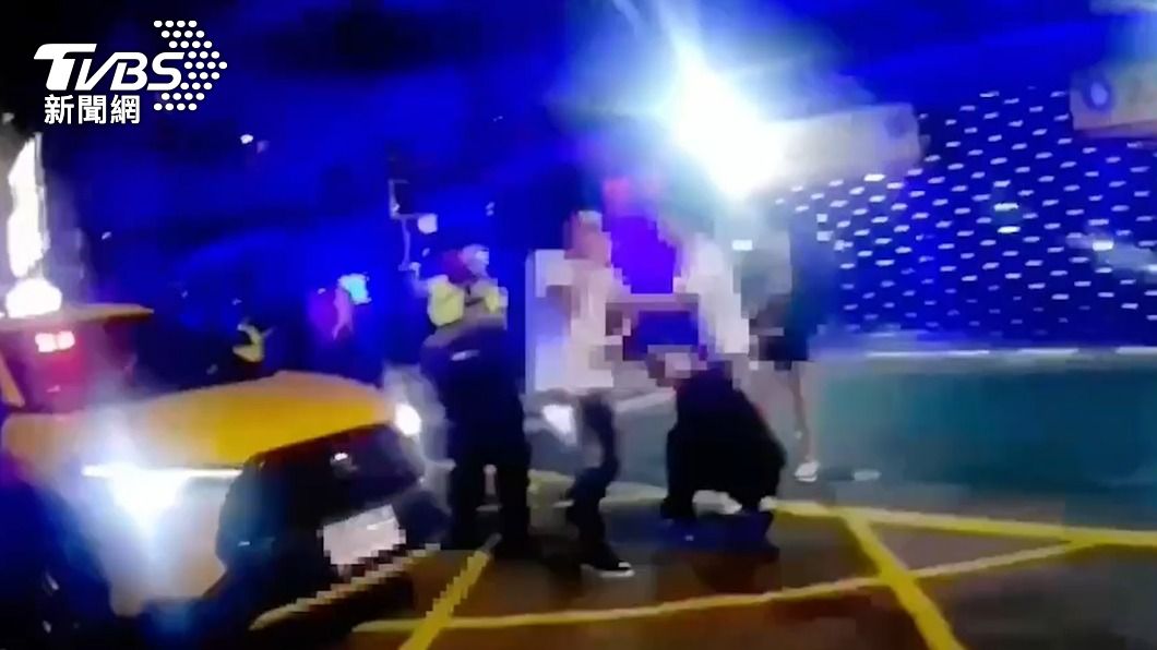 信義區夜店外爆發酒客衝突，警方到場控制場面。（圖／TVBS）