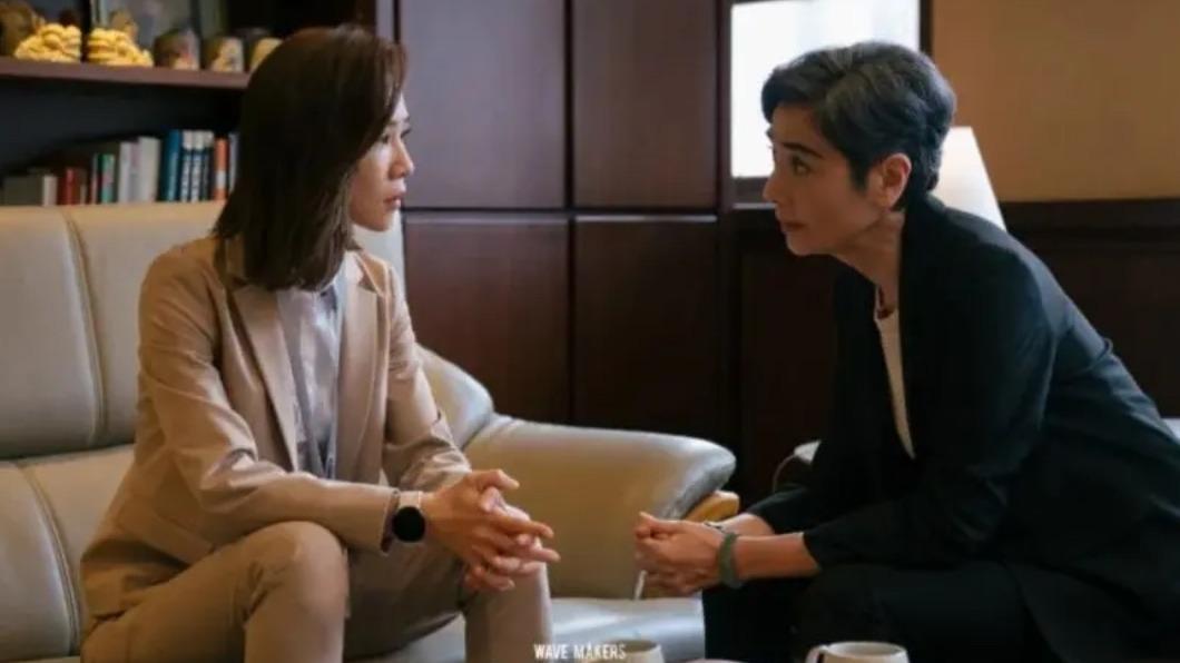 賴佩霞在劇中飾演女性候選人林月真,謝盈萱飾演幕僚。(圖/翻攝自臉書)