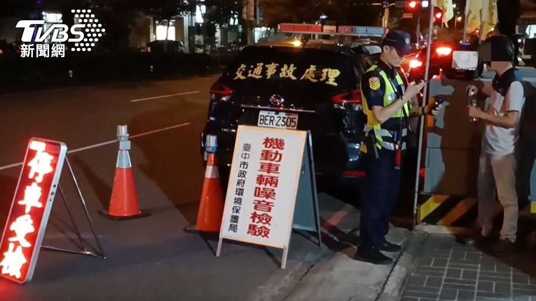 警方實施夜間臨檢。(圖/TVBS)