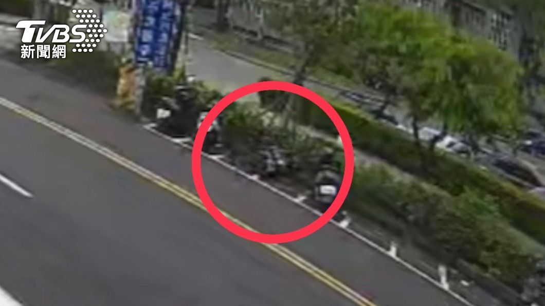 靈異事件?殯儀館旁機車莫名傾斜 高雄男見監視器嚇傻